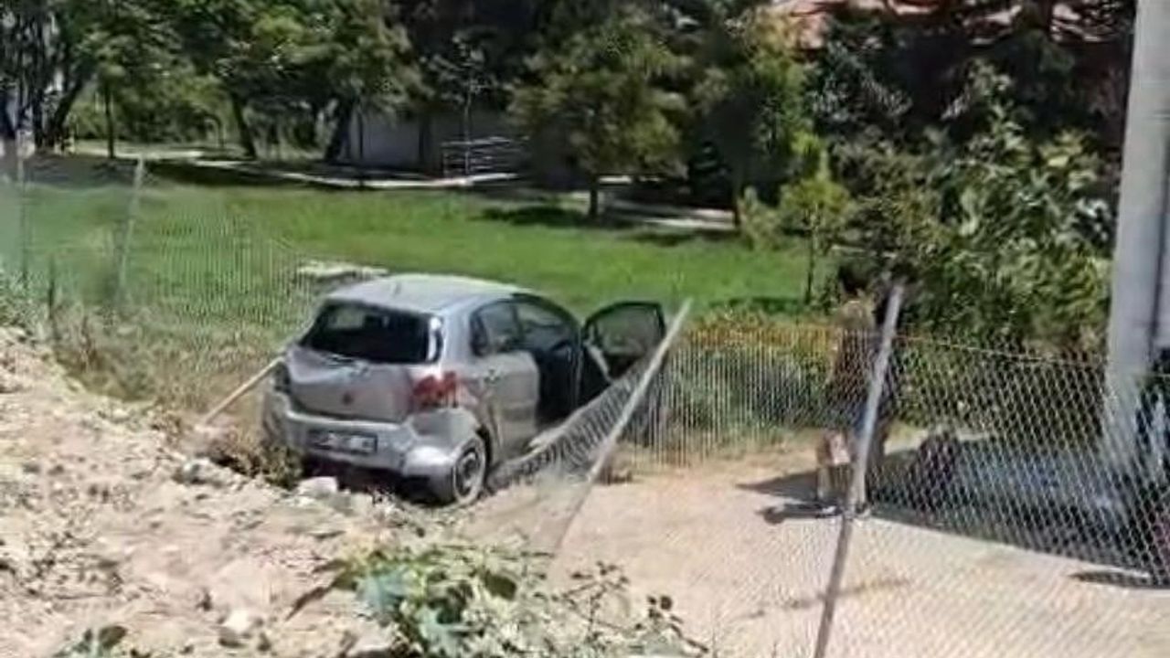 Zincirleme kazada otomobil Alata Bahçe Kültürleri Araştırma Enstitüsü bahçesine düştü