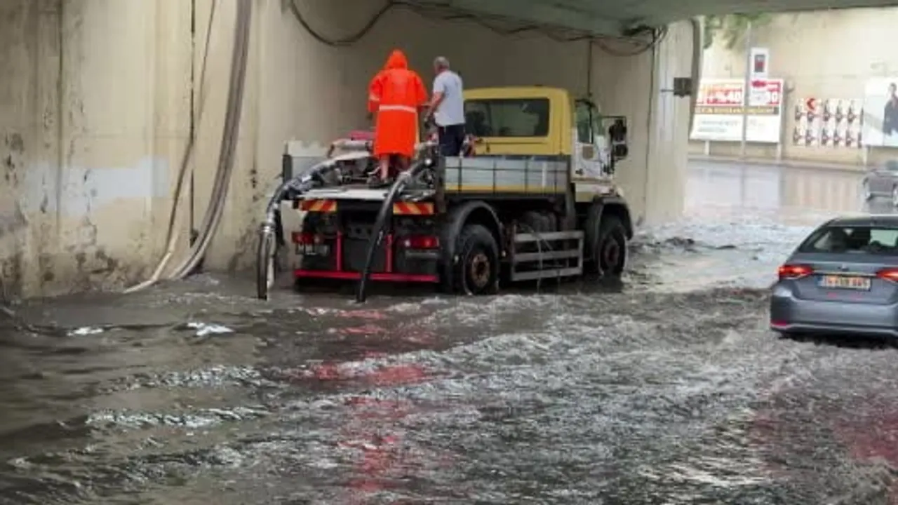 Zincirlikuyu alt geçidinde sağanak su baskınına yol açtı, tahliye çalışmaları sürüyor