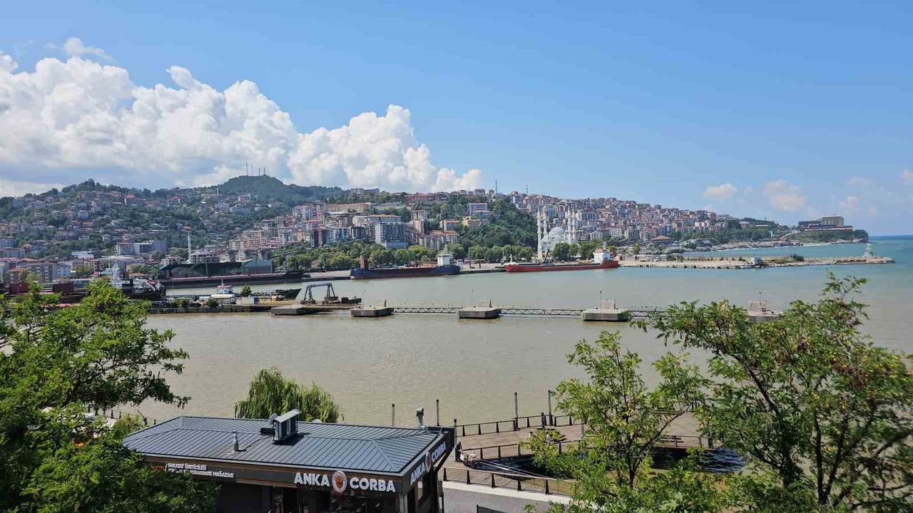 Zonguldak kıyılarında yağış toprakla buluştu, deniz rengi değişti