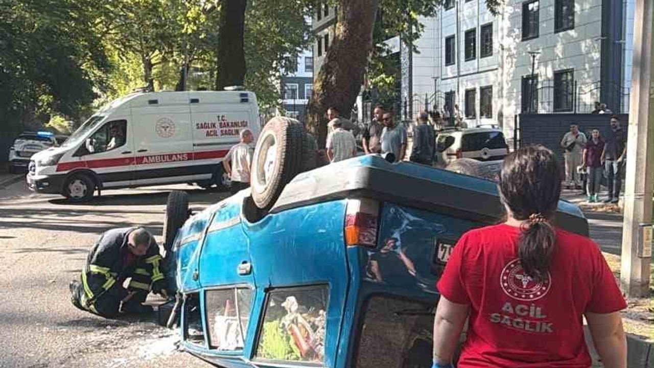 Zonguldak'ta ağaca çarpan otomobil ters döndü