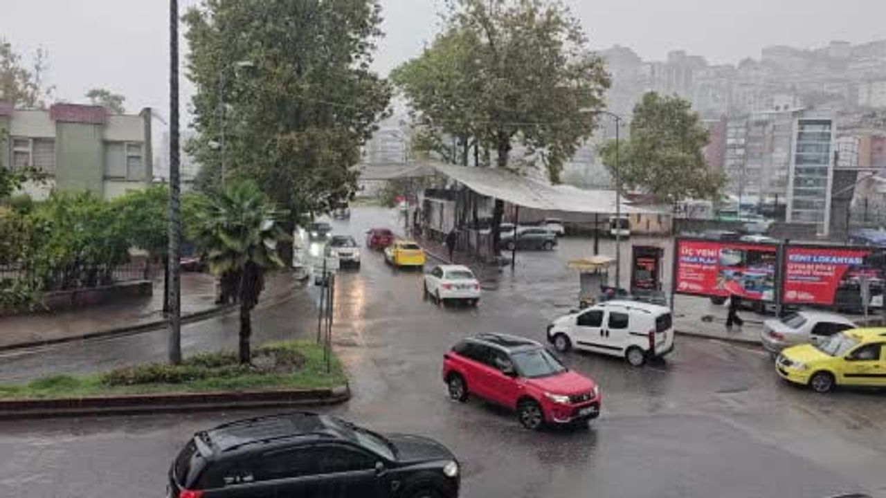 Zonguldak'ta aniden bastıran sağanak sokakları suyla doldurdu