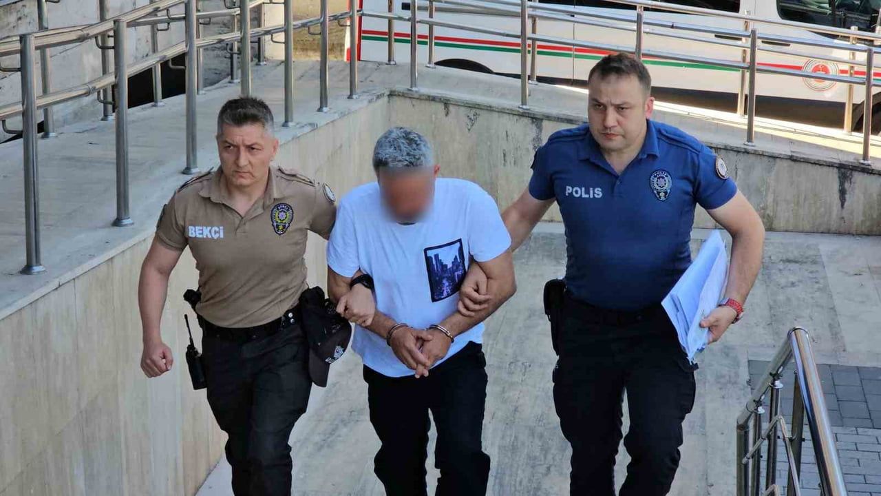 Zonguldak’ta motosikletli kadına dikiz aynasıyla saldıran sürücü adliyeye sevk edildi
