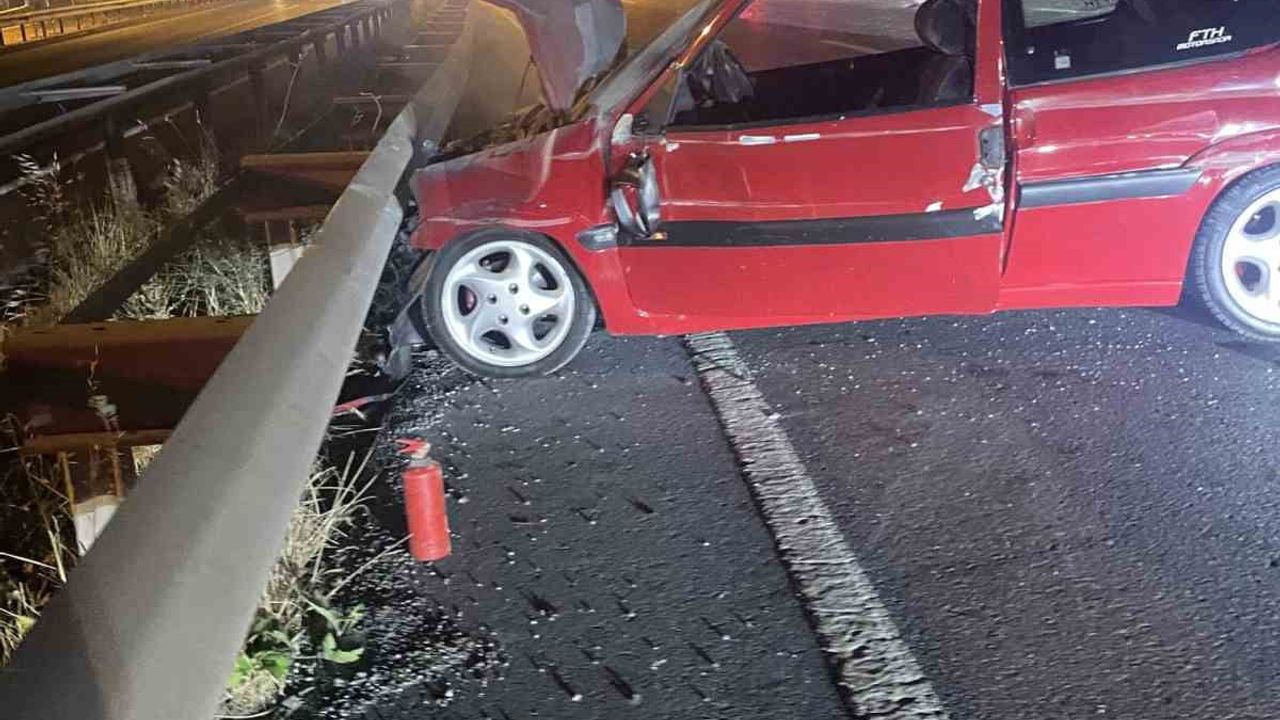Zonguldak’ta otomobil bariyerlere çarptı: 1 yaralı