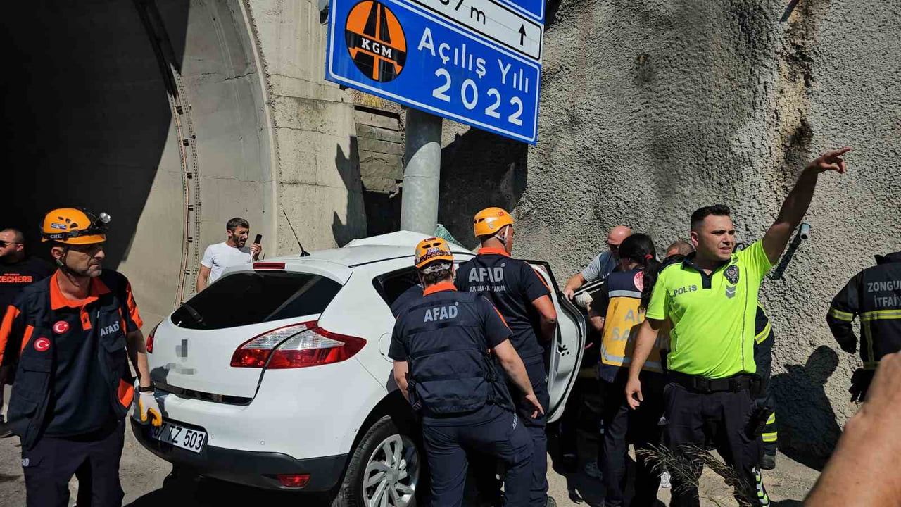 Zonguldak'ta otomobil tünel girişindeki tabelaya saplandı, sürücü hastaneye kaldırıldı