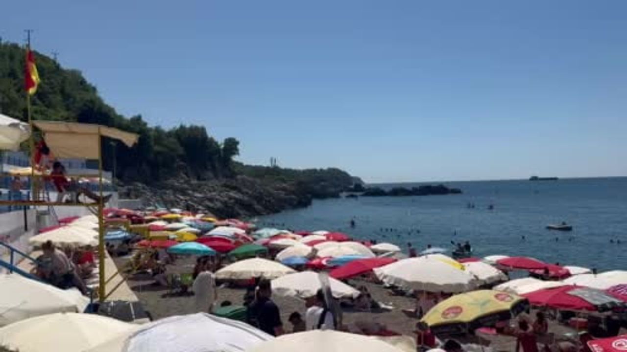 Zonguldak'ta sıcak hava bunalttı, vatandaşlar plaja akın etti