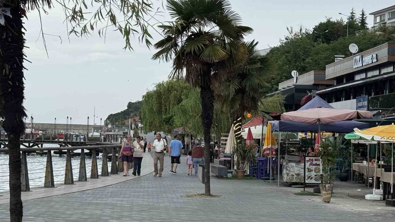 Zonguldak'ta sıcak hava nedeniyle vatandaşlar sahile akın etti