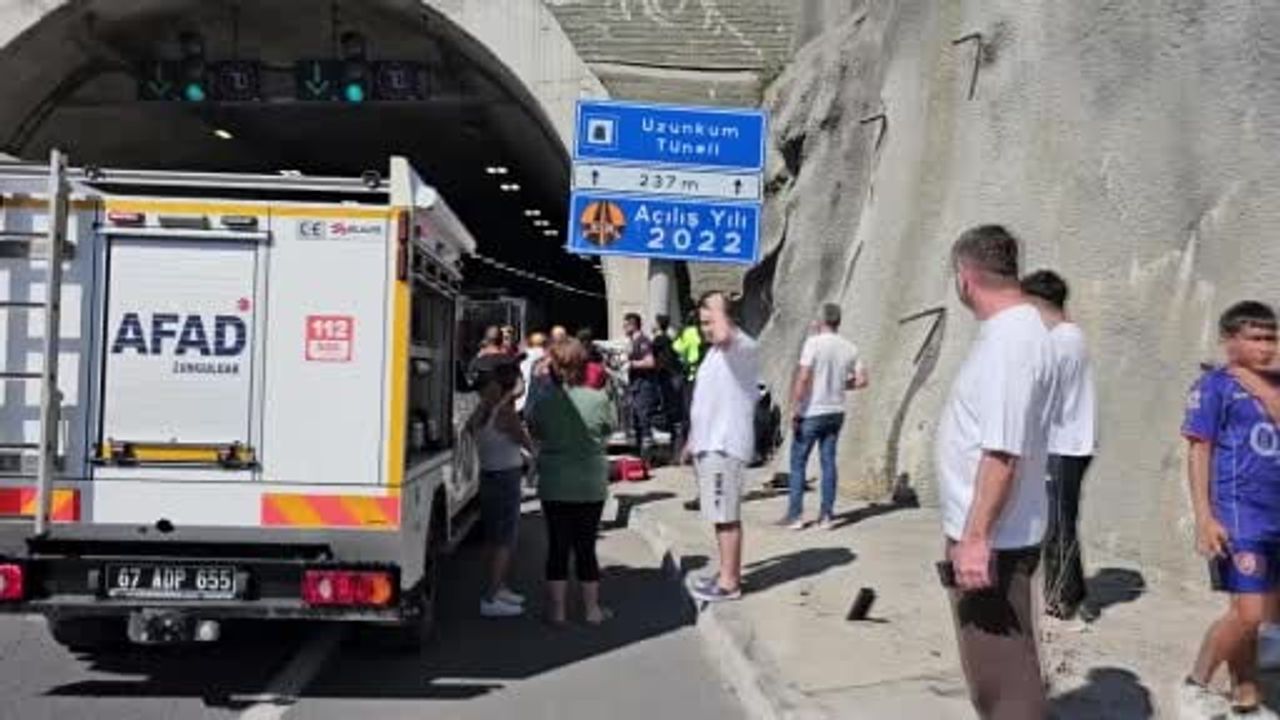 Zonguldak'ta Uzunkum Tüneli girişinde otomobil tabela direğine saplandı
