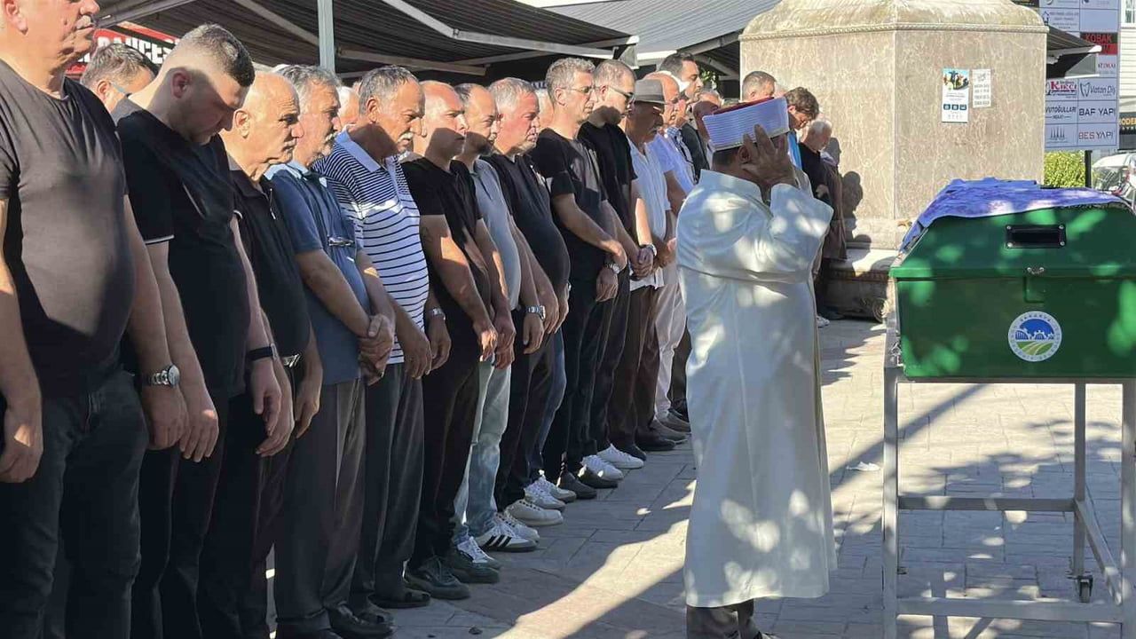 15 yaşındaki üvey oğlunun silahlı saldırısında yaşamını yitiren baba toprağa verildi