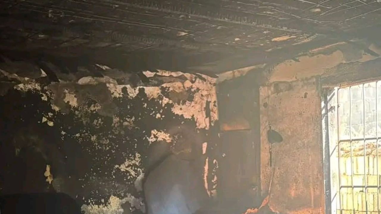 40 yıllık yuva küle döndü, geriye yalnızca camdaki çiçekler kaldı