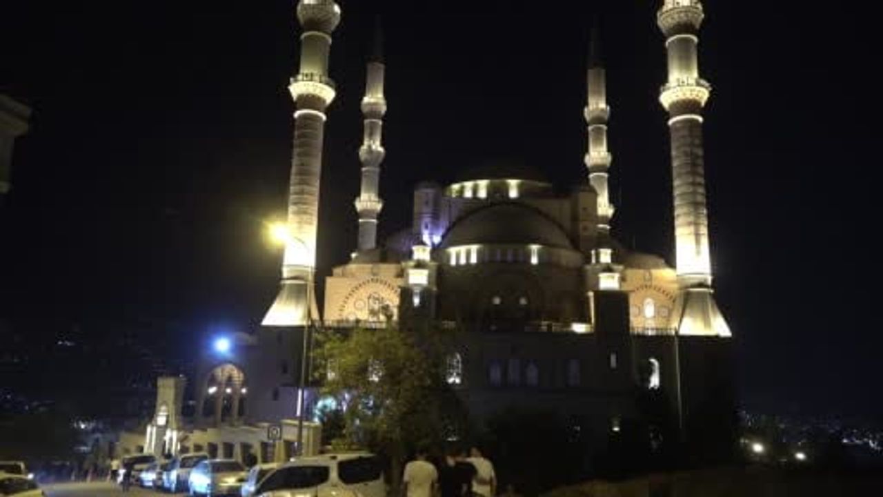 Abdülhamid Han Camii dolup taştı: binlerce kişi Mevlid Kandili'nde buluştu