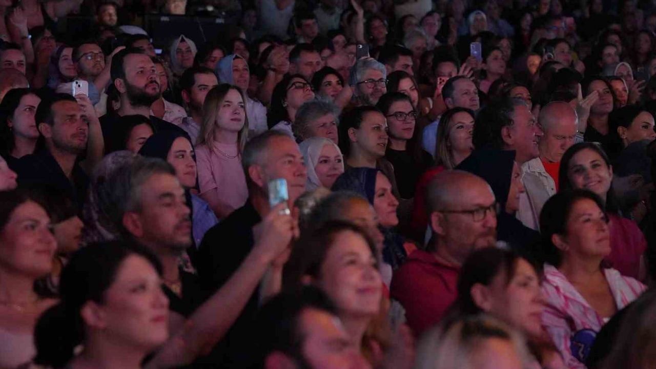 Açıkhavada Emre Altuğ ile müzik şöleni