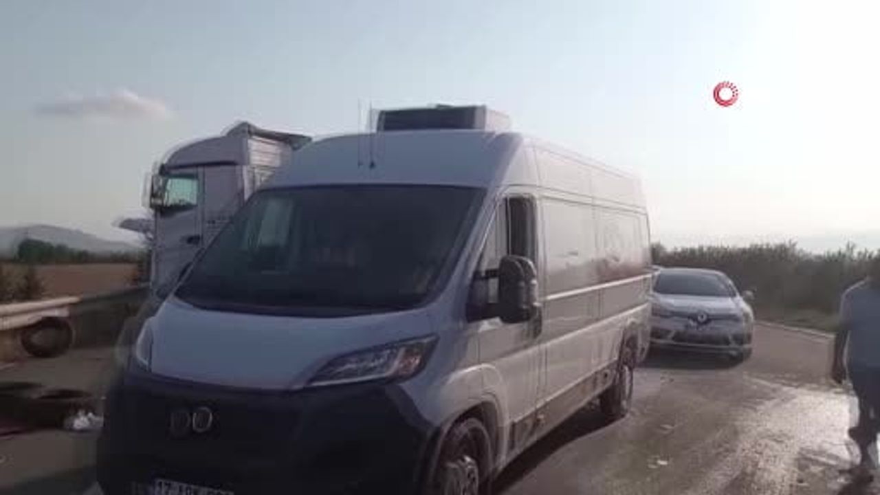 Adana Ceyhan'da otoyolda duran tıra arkadan çarpan tırda iki sürücü yaralandı