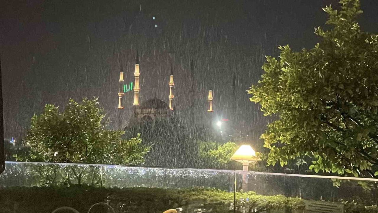 Adana'da aniden bastıran sağanak günlük hayatı etkiledi