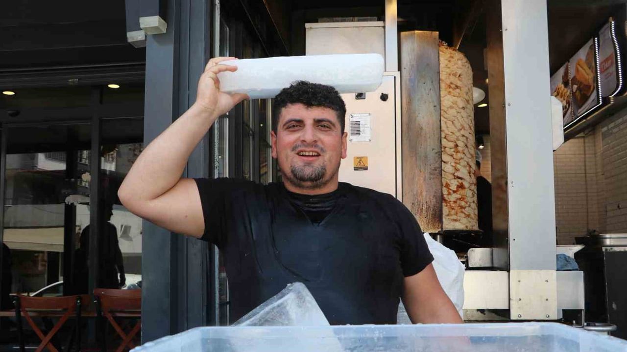 Adana’da ateş başında çalışan ustanın serinlik yöntemi: sırtına buz bağlayıp başını buzlu suya sokuyor
