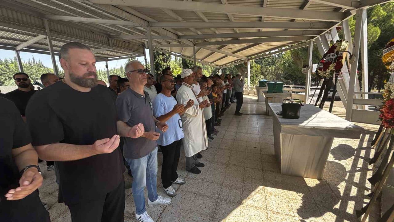 Adana'da baba ve oğlu yan yana defnedildi; anne tekerlekli sandalyeyle törene katıldı