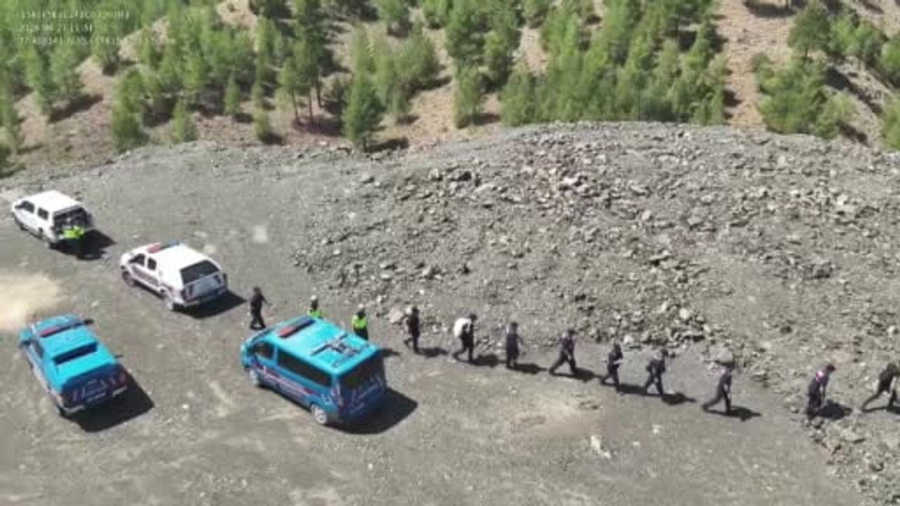 Adana'da dronla tespit edilen ekim alanında 625 kök Hint keneviri ve esrar bulundu