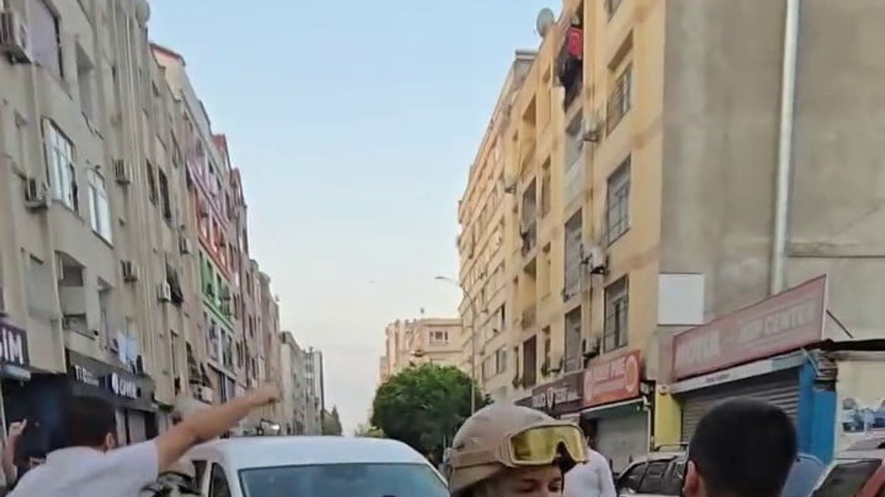 Adana'da Kuytul sempatizanları polis aracının önüne yatarak gözaltıyı engellemeye çalıştı