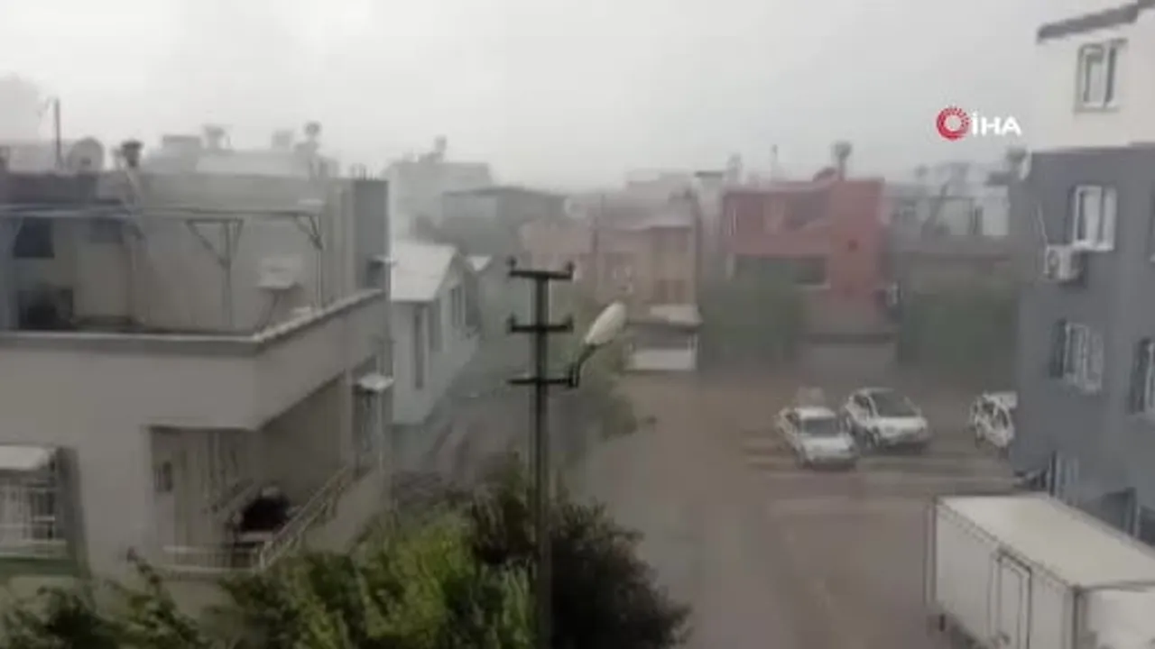 Adana'da sağanak ve rüzgar yaşamı olumsuz etkiledi: çatı sokağa düştü