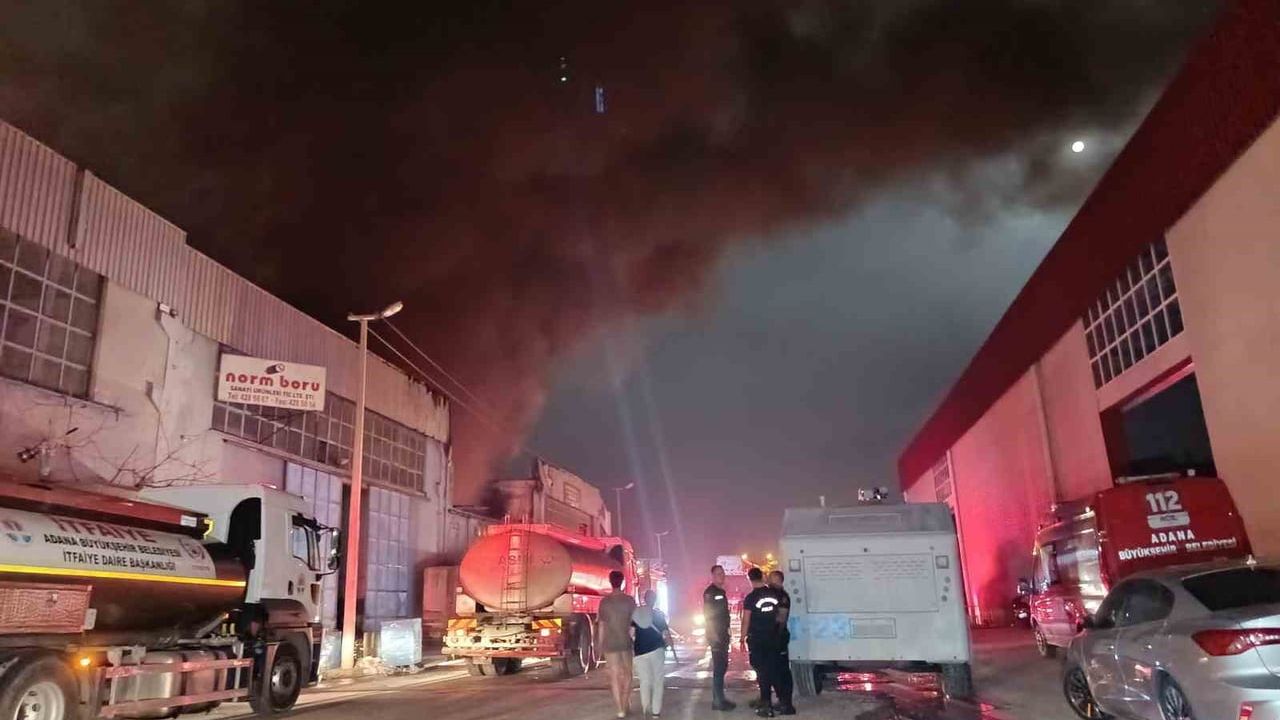 Adana'da sanayi sitesinde ayakkabı tabanı fabrikası gece yarısı yandı