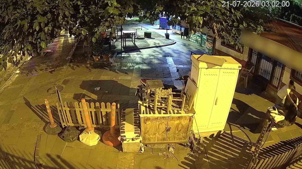 Adana'da sandalyeye oturup bekledi, motosikleti çalıp gezerken yakalandı
