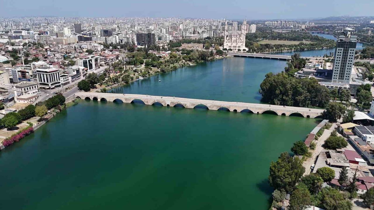 Adana'nın simge noktaları bunaltıcı sıcaklıkta sessizleşti