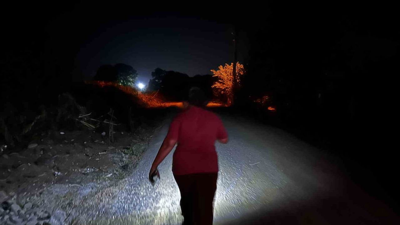 Adapazarı'nda taş ve lazer iddiası sonrası mahalle gece nöbetine başladı