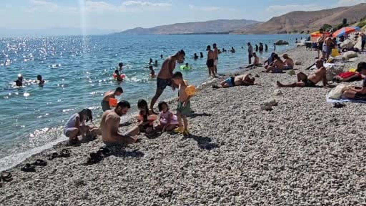 Adilcevaz sahilleri yazın turkuaz su ve Süphan manzarasıyla canlanıyor