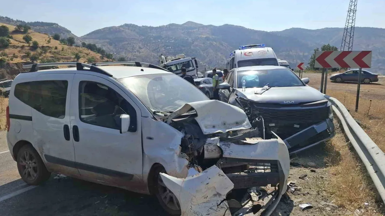 Adıyaman Çelikhan yolunda çarpışma: hafif ticari araç sürücüsü yaralandı