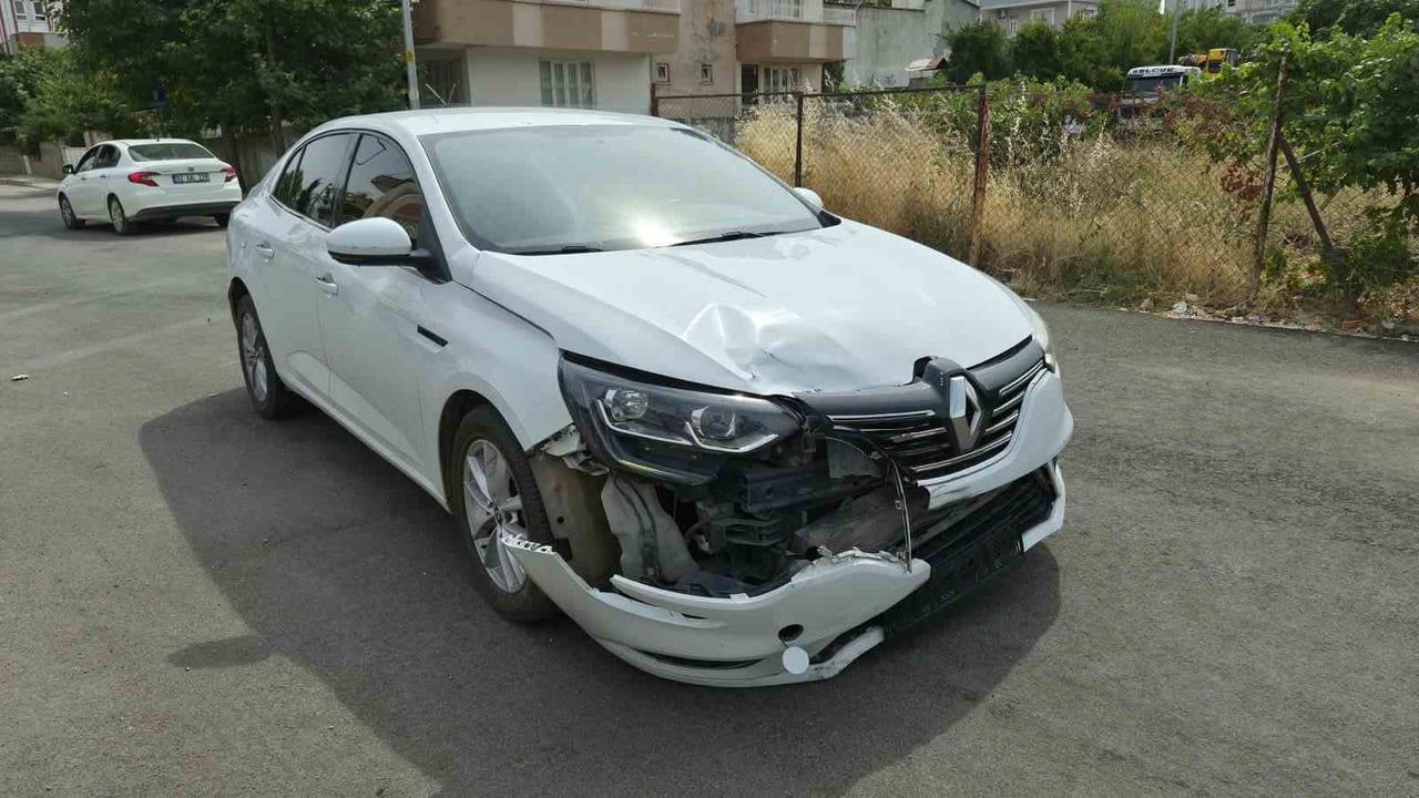 Adıyaman'da 14 Nolu sağlık ocağı yakınında çarpışma: iki kişi yaralandı