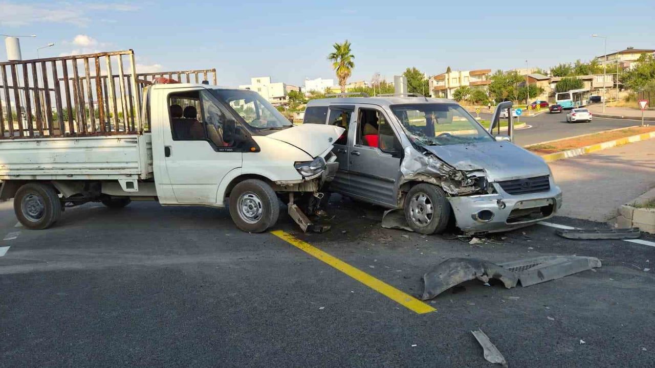 Adıyaman'da akıllı kavşakta çarpışma: yolcu ayakta tedavi edildi