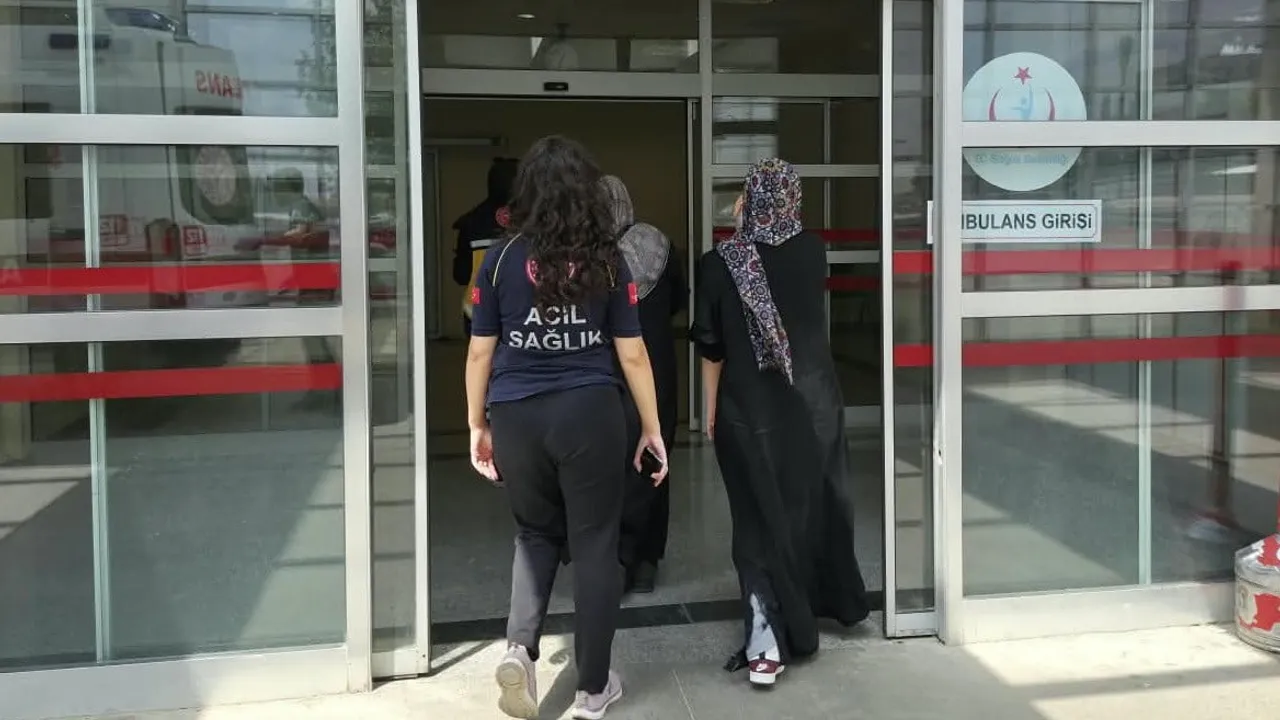 Adıyaman’da Atatürk Caddesi'nde motosiklet iki yayayı yaraladı