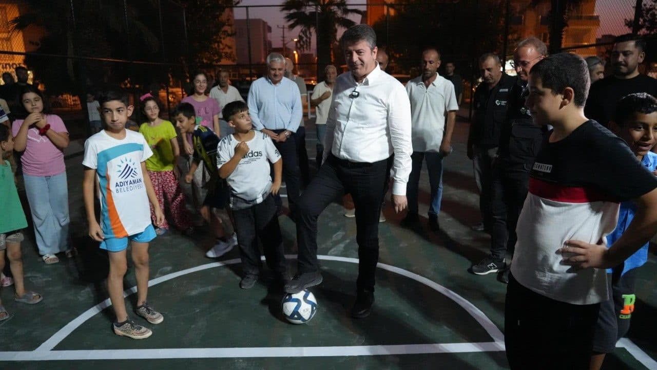Adıyaman'da çocukların talebiyle yenilenen parka mini futbol sahası