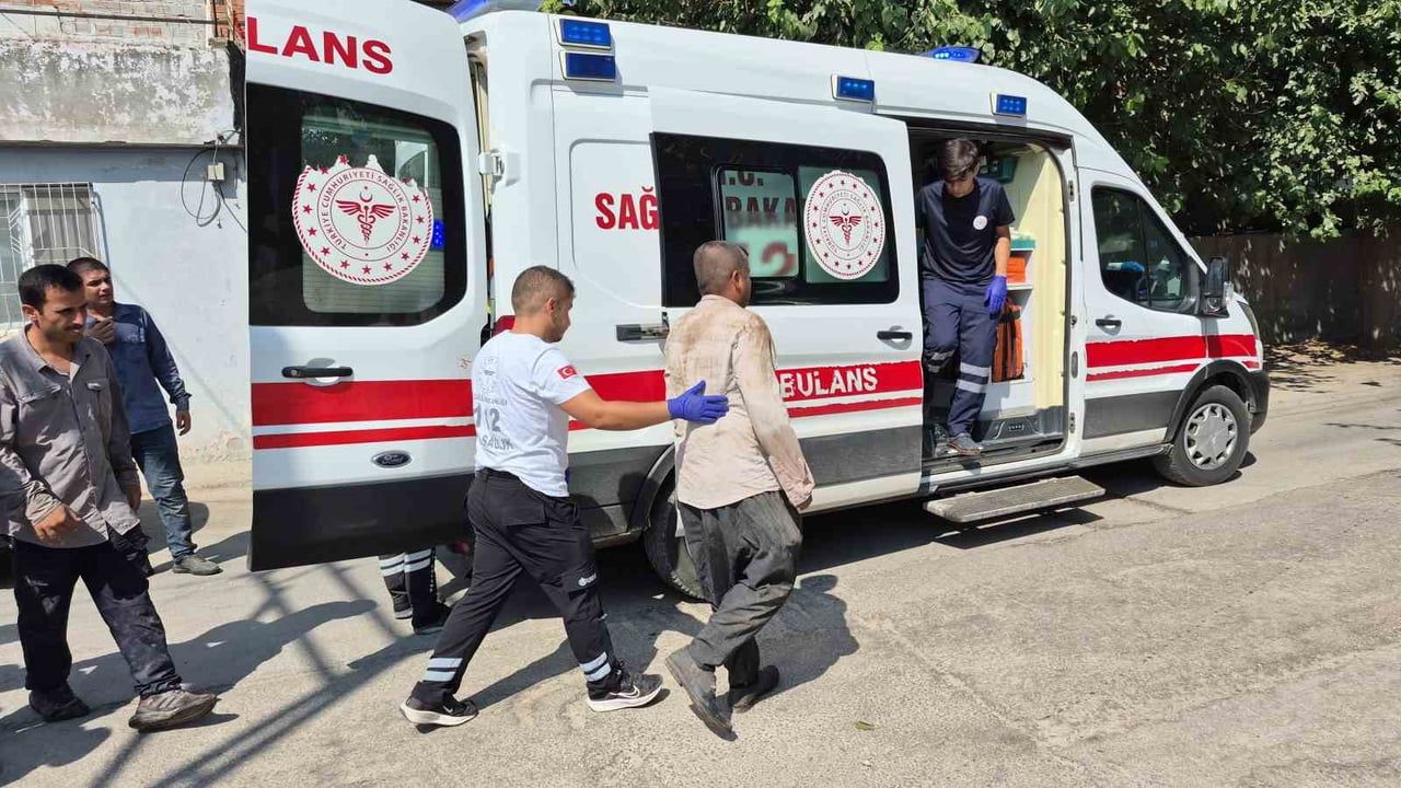 Adıyaman'da hasarlı toprak evin yıkımında duvar çöktü, işçi yaralandı