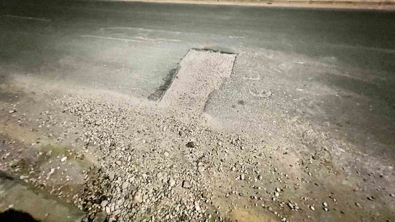 Adıyaman'da kapatılmayan çukur dört aracın lastiklerini patlattı