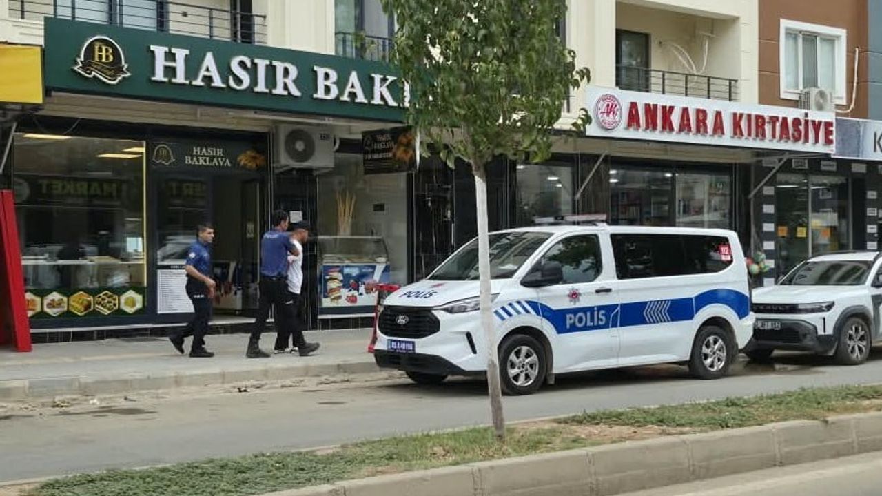 Adıyaman'da Karapınar Caddesi'nde bıçak tehdidi sonrası şüpheli ve anne emniyete götürüldü