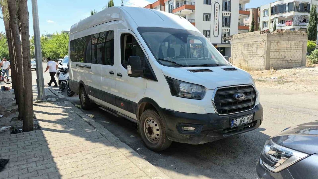 Adıyaman'da kavşak kazası: minibüs ile motosikletin çarpışması iki kişiyi yaraladı