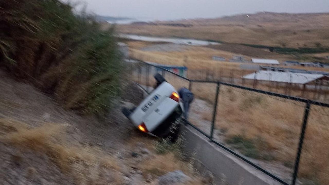 Adıyaman'da kontrolü kaybeden otomobil şarampole yuvarlandı; araçta hasar oluştu