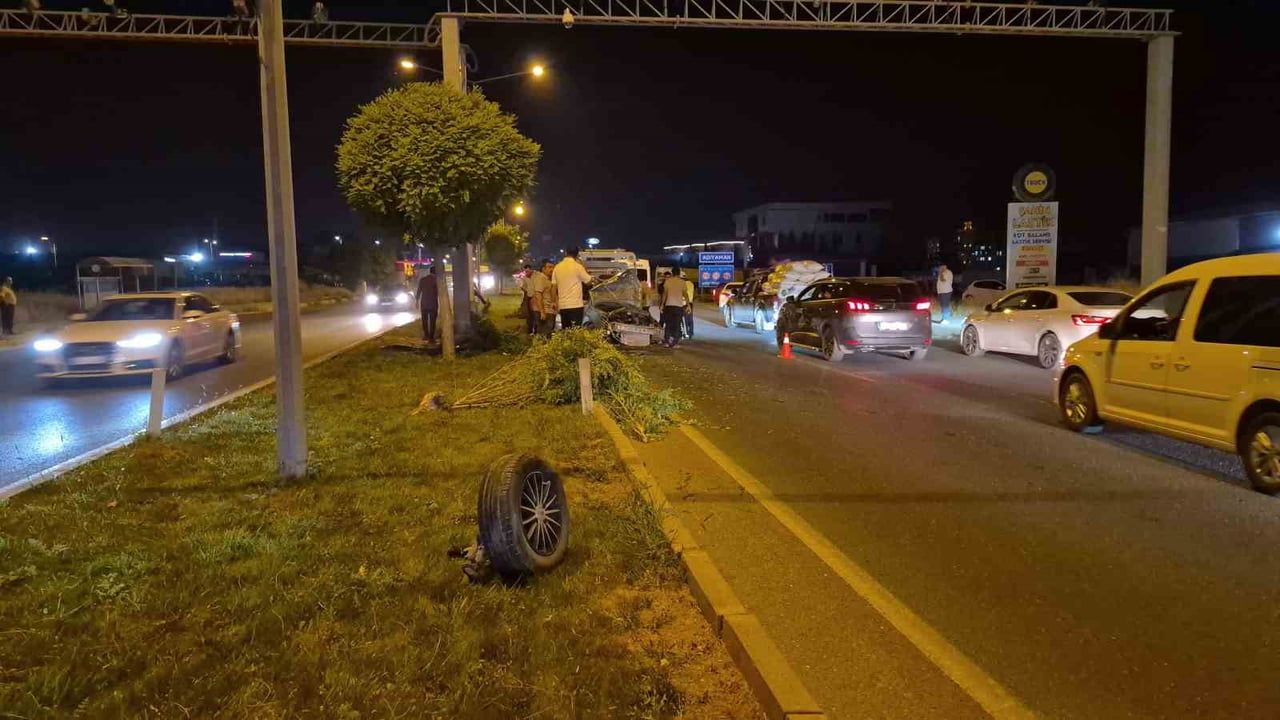 Adıyaman'da kontrolünü kaybeden otomobil direğe çarptı, dört kişi yaralandı