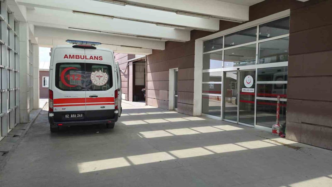 Adıyaman'da minibüs virajı alamadı: 13 tütün işçisi yaralandı