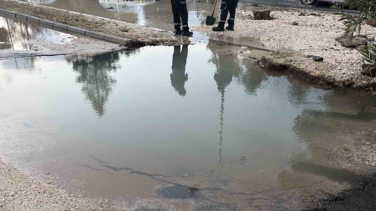 Adıyaman'da patlayan su hattı kara yolunu çöktü, otomobil çukura düştü