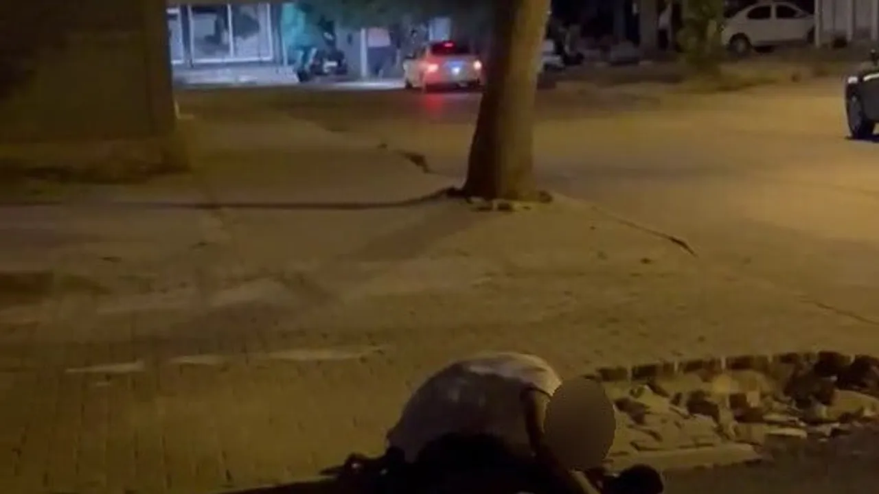 Adıyaman'da sokak ortasında baygın bulunan kişi vatandaşların yardımıyla uzaklaştı