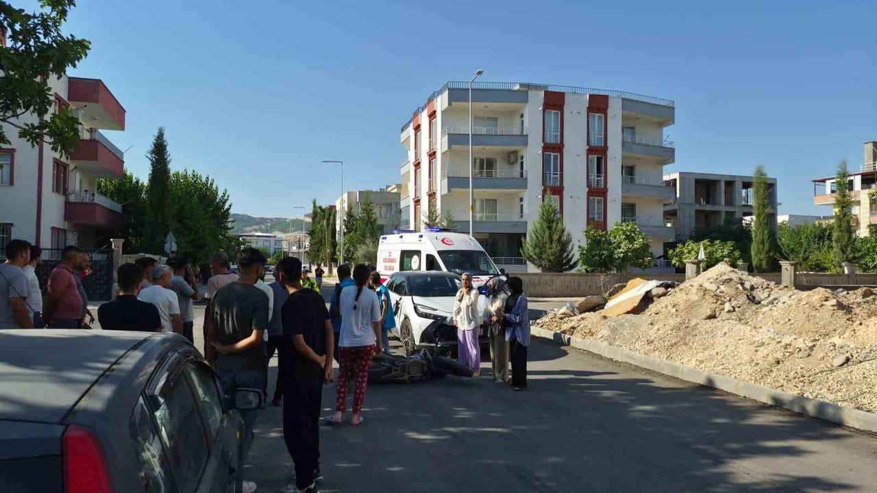 Adıyaman'da sokakta çarpışma: motosiklet sürücüsü ve yolcusu yaralandı