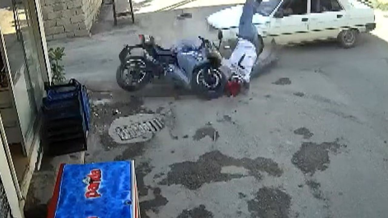 Adıyaman'da trafik kazası kamerada: motosiklet sürücüsünün fırladığı an