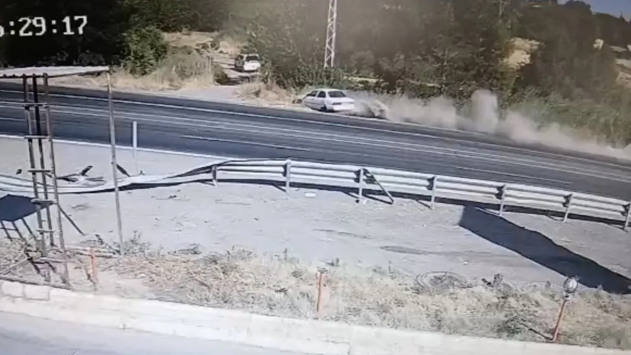 Adıyaman'da virajı alamayan otomobil şarampole uçtu: 2 yaralı