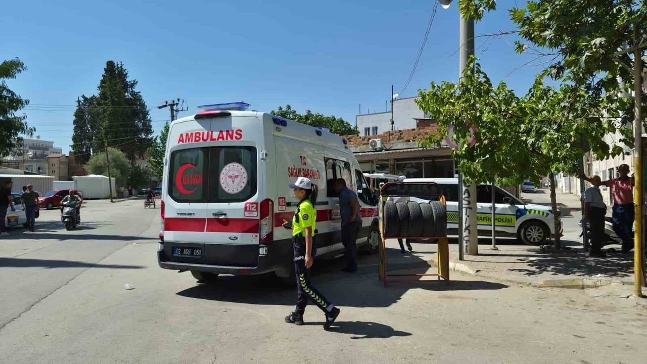 Adıyaman'da yaya çarpan otomobil yol kenarındaki ağaca çarptı