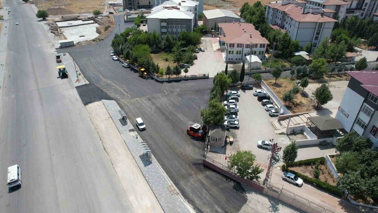 Adıyaman okullar bölgesinde yolları eğitim yılına hazır hale getirdi