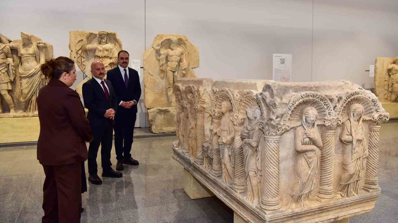 afrodisias müzesi yenileme sonrası ilk misafiri vali varol oldu