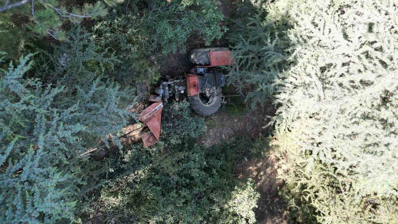 Afyonkarahisar’da baraj yolunda traktör uçuruma yuvarlandı: iki kişi yaralandı