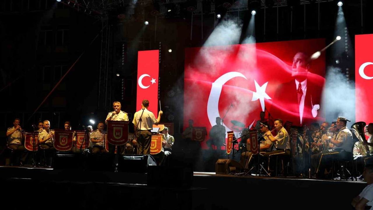 Afyonkarahisar'da büyük taarruz coşkusu bando ve halk oyunlarıyla yansıtıldı