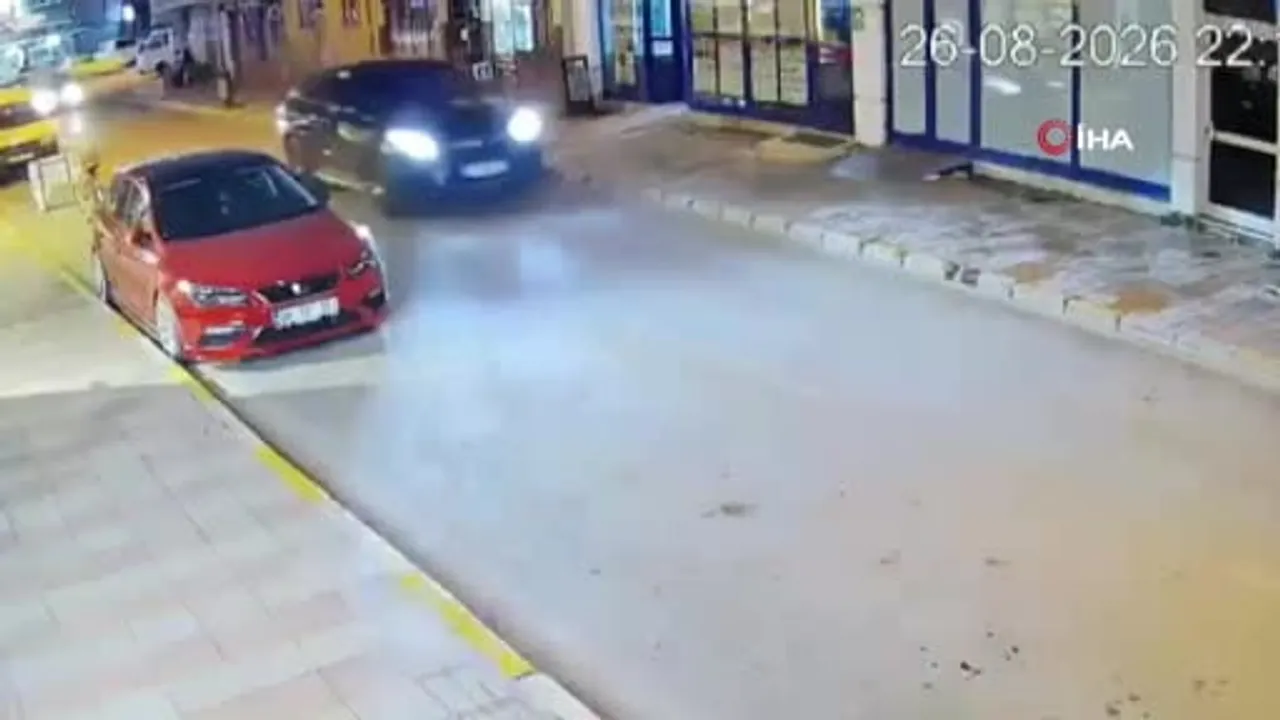 Afyonkarahisar'da kontrolden çıkan otomobil zincir markete girip vitrini parçaladı